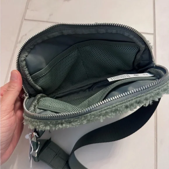 NWT lululemon fleece belt bag - Picture 10 of 12